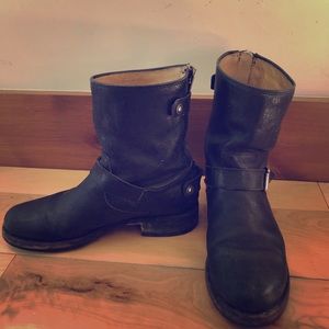 Frye Veronica short back zip boots. Excellent!